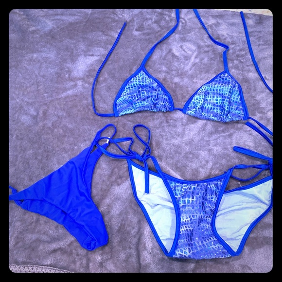 Blue bikini w/ 2 bottoms - Picture 1 of 2